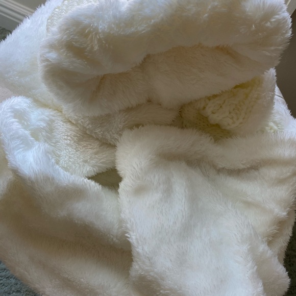 UGG White Hat & Infinity Scarf Set - Picture 2 of 2